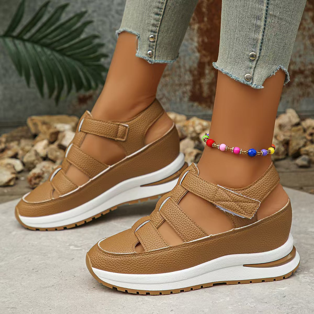 Ortopediske sandaler for kvinner med borrelås, hul tå og lukket tå